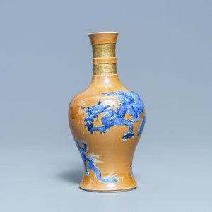 Un vase en porcelaine de Chine en bleu et blanc sur fond café au lait, Kangxi — photo 2
