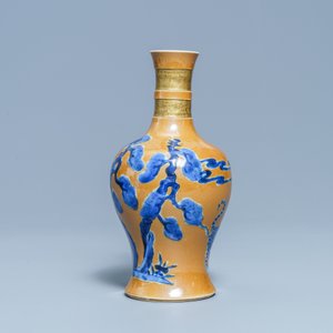 Un vase en porcelaine de Chine en bleu et blanc sur fond café au lait, Kangxi — photo 4
