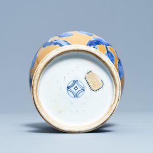 Un vase en porcelaine de Chine en bleu et blanc sur fond café au lait, Kangxi — photo 6