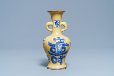 Un vase en porcelaine de Chine en bleu et blanc sur fond café au lait, Kangxi