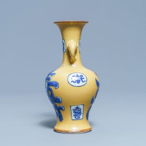 Un vase en porcelaine de Chine en bleu et blanc sur fond café au lait, Kangxi — photo 4