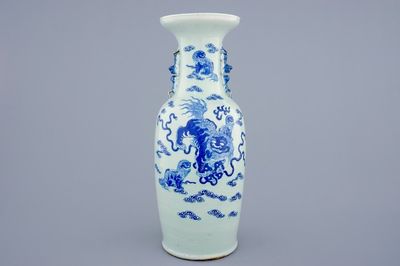 Un vase en porcelaine de Chine en bleu et blanc sur fond céladon aux chiens de fo, 19ème