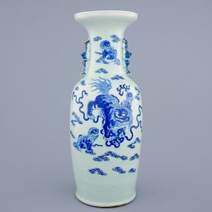Un vase en porcelaine de Chine en bleu et blanc sur fond céladon aux chiens de fo, 19ème — photo 1