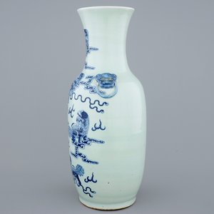 Un vase en porcelaine de Chine en bleu et blanc sur fond céladon aux chiens de fo, 19ème — photo 3