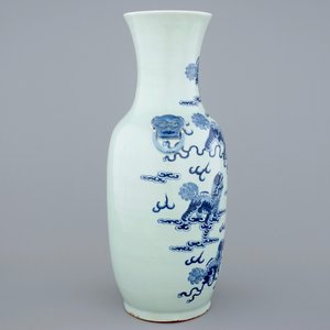 Un vase en porcelaine de Chine en bleu et blanc sur fond céladon aux chiens de fo, 19ème — photo 5