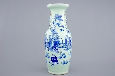 Un vase en porcelaine de Chine en bleu et blanc sur fond céladon aux personnages, 19ème