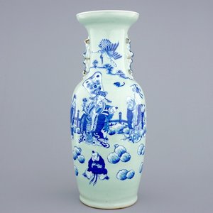 Un vase en porcelaine de Chine en bleu et blanc sur fond céladon aux personnages, 19ème — photo 1
