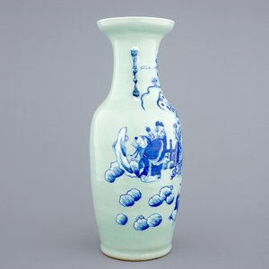 Un vase en porcelaine de Chine en bleu et blanc sur fond céladon aux personnages, 19ème — photo 4