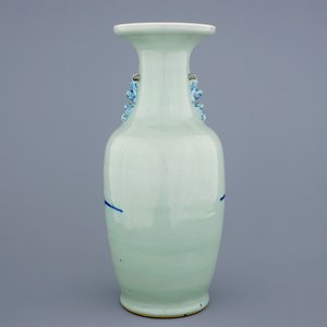 Un vase en porcelaine de Chine en bleu et blanc sur fond céladon aux personnages, 19ème — photo 3