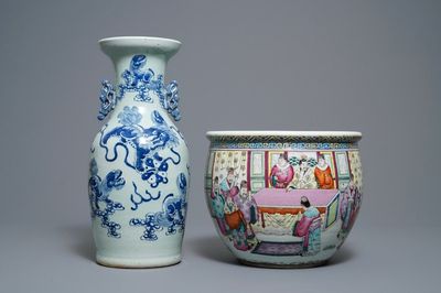 Un vase en porcelaine de Chine en bleu et blanc sur fond céladon et une jardinière famille rose, 19ème
