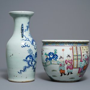Un vase en porcelaine de Chine en bleu et blanc sur fond céladon et une jardinière famille rose, 19ème — photo 2