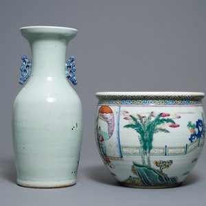 Un vase en porcelaine de Chine en bleu et blanc sur fond céladon et une jardinière famille rose, 19ème — photo 3