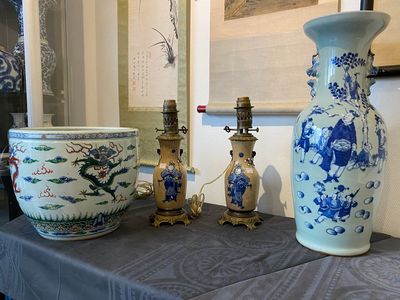 Un vase en porcelaine de Chine en bleu et blanc sur fond céladon, une paire dit 'de Nanking' et un aquarium en famille verte, 19ème — photo 1