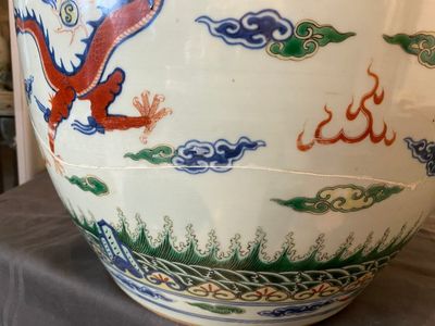 Un vase en porcelaine de Chine en bleu et blanc sur fond céladon, une paire dit 'de Nanking' et un aquarium en famille verte, 19ème — photo 8