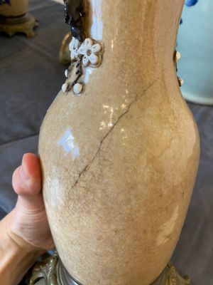 Un vase en porcelaine de Chine en bleu et blanc sur fond céladon, une paire dit 'de Nanking' et un aquarium en famille verte, 19ème — photo 9