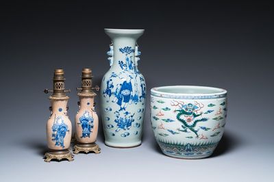 Un vase en porcelaine de Chine en bleu et blanc sur fond céladon, une paire dit 'de Nanking' et un aquarium en famille verte, 19ème