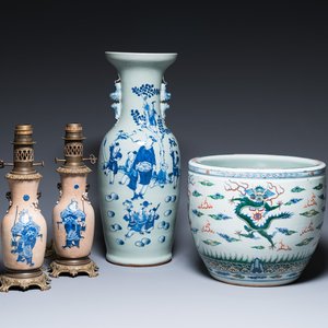 Un vase en porcelaine de Chine en bleu et blanc sur fond céladon, une paire dit 'de Nanking' et un aquarium en famille verte, 19ème — photo 1