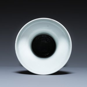 Un vase en porcelaine de Chine en bleu et blanc sur fond céladon, une paire dit 'de Nanking' et un aquarium en famille verte, 19ème — photo 12