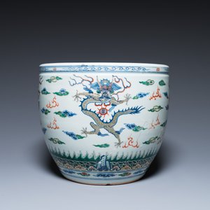 Un vase en porcelaine de Chine en bleu et blanc sur fond céladon, une paire dit 'de Nanking' et un aquarium en famille verte, 19ème — photo 15