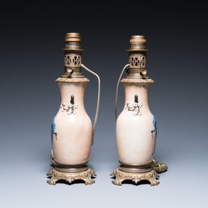 Un vase en porcelaine de Chine en bleu et blanc sur fond céladon, une paire dit 'de Nanking' et un aquarium en famille verte, 19ème — photo 3