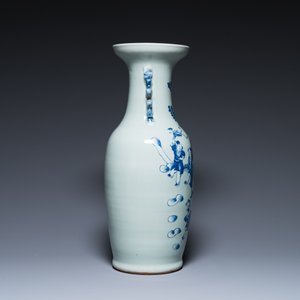 Un vase en porcelaine de Chine en bleu et blanc sur fond céladon, une paire dit 'de Nanking' et un aquarium en famille verte, 19ème — photo 9