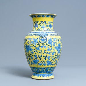 Un vase en porcelaine de Chine en bleu et blanc sur fond jaune, 19ème — photo 2