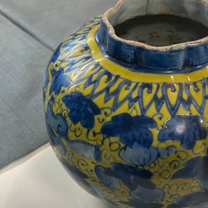 Un vase en porcelaine de Chine en bleu et blanc sur fond jaune à décor d'écureuils, Wanli — photo 12
