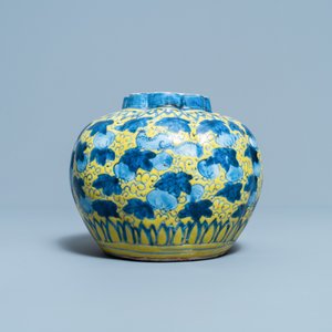 Un vase en porcelaine de Chine en bleu et blanc sur fond jaune à décor d'écureuils, Wanli — photo 2