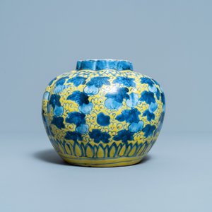 Un vase en porcelaine de Chine en bleu et blanc sur fond jaune à décor d'écureuils, Wanli — photo 3