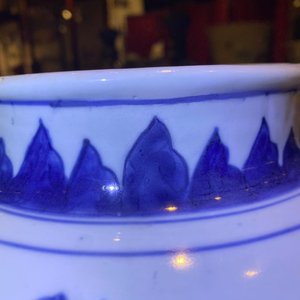 Un vase en porcelaine de Chine en bleu et blanc sur socle en bois, époque Transition — photo 15