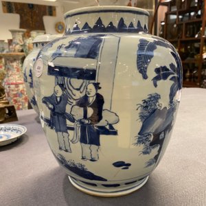 Un vase en porcelaine de Chine en bleu et blanc sur socle en bois, époque Transition — photo 18
