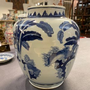 Un vase en porcelaine de Chine en bleu et blanc sur socle en bois, époque Transition — photo 20