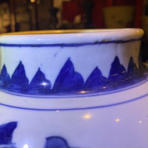Un vase en porcelaine de Chine en bleu et blanc sur socle en bois, époque Transition — photo 8