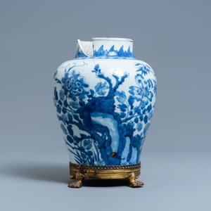 Un vase en porcelaine de Chine en bleu et blanc sur socle en bronze doré, Kangxi — photo 3