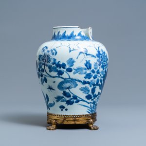 Un vase en porcelaine de Chine en bleu et blanc sur socle en bronze doré, Kangxi — photo 4