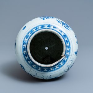 Un vase en porcelaine de Chine en bleu et blanc sur socle en bronze doré, Kangxi — photo 5