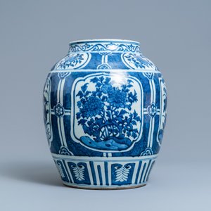 Un vase en porcelaine de Chine en bleu et blanc, Wanli — photo 3