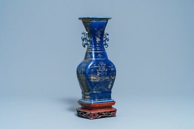 Un vase en porcelaine de Chine en bleu monochrome à décor doré, Qianlong