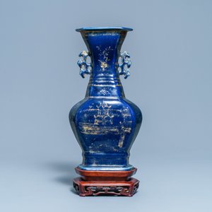 Un vase en porcelaine de Chine en bleu monochrome à décor doré, Qianlong — photo 2