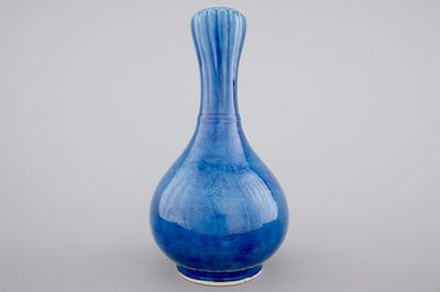 Un vase en porcelaine de Chine en bleu monochrome, décor de dragons sous la glaçure, 19ème