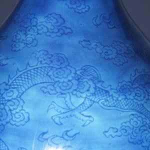 Un vase en porcelaine de Chine en bleu monochrome, décor de dragons sous la glaçure, 19ème — photo 16