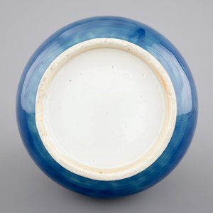 Un vase en porcelaine de Chine en bleu monochrome, décor de dragons sous la glaçure, 19ème — photo 6