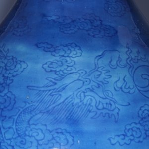 Un vase en porcelaine de Chine en bleu monochrome, décor de dragons sous la glaçure, 19ème — photo 7