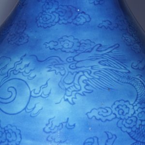 Un vase en porcelaine de Chine en bleu monochrome, décor de dragons sous la glaçure, 19ème — photo 8
