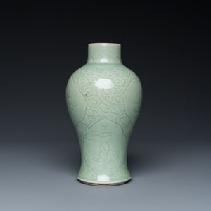 Un vase en porcelaine de Chine en céladon monochrome à décor incisé et un bol de type junyao, 19/20ème — photo 11