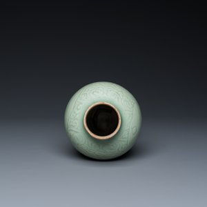 Un vase en porcelaine de Chine en céladon monochrome à décor incisé et un bol de type junyao, 19/20ème — photo 12