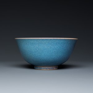 Un vase en porcelaine de Chine en céladon monochrome à décor incisé et un bol de type junyao, 19/20ème — photo 4
