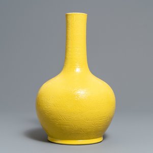 Un vase en porcelaine de Chine en jaune monochrome à décor incisé, marque Zai Fu Tang Zhi, 19ème — photo 1
