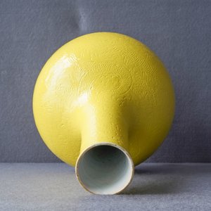 Un vase en porcelaine de Chine en jaune monochrome à décor incisé, marque Zai Fu Tang Zhi, 19ème — photo 12