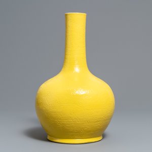 Un vase en porcelaine de Chine en jaune monochrome à décor incisé, marque Zai Fu Tang Zhi, 19ème — photo 4